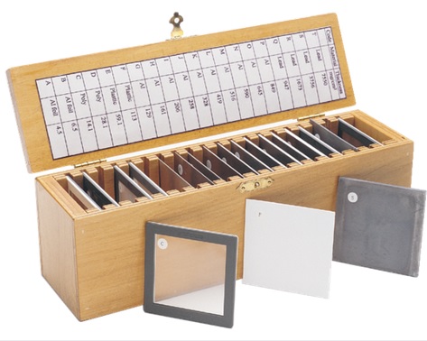 Matériaux absorbants (ensemble de 20 absorbateurs calibrés comprenant 4 absorbateurs en Plomb, 2 en Plastique, 10 en Aluminium, 2 en Polytéthylène et 2 feuilles d'aluminium.)  SN-811A PASCO